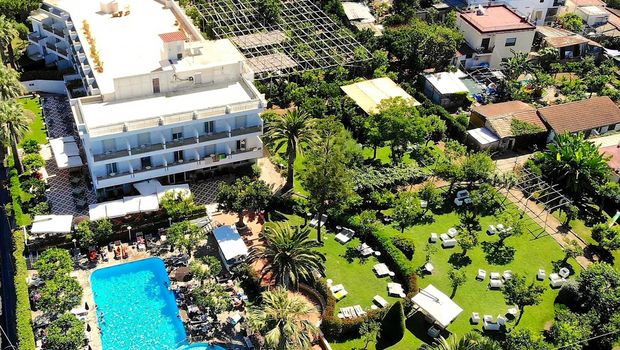 Hotel Alpha, Blick von oben