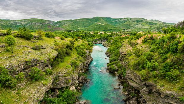 Canyon und Moraca-Fluss im Balkan-Gebirge von Montenegro
