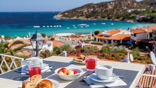 entspanntes Frühstück mit Aussicht auf das blaue Meer bei Hotel Mon Repos auf Sardinien, Italien