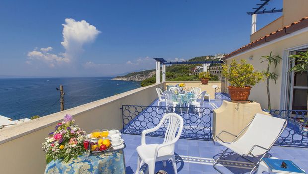 große Terrasse mit Meerblick im Hotel Piccolo Paradiso bei Sorrent in Italien