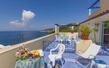 große Terrasse mit Meerblick im Hotel Piccolo Paradiso bei Sorrent in Italien