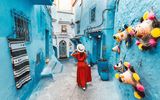 Frau in den Gassen von Chefchaouen