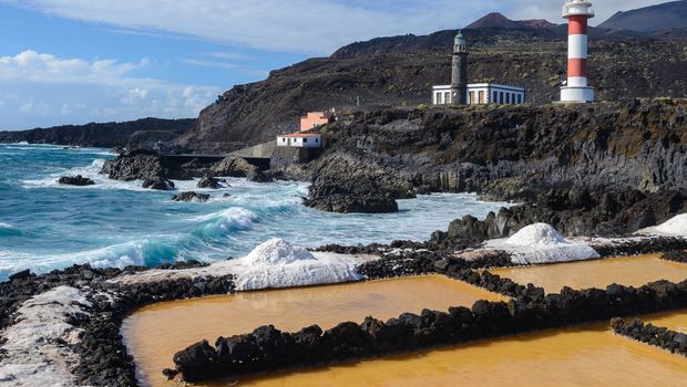 Salzfelder und Leuchtturm in Salinas Fuencaliente
