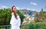 Frau an Aussichtspunkt bei Terme la Pergola auf Ischia in Italien