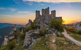 Italien, Rocca Calascio bei Sonnenuntergang 