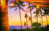 Hawaiianische Luau-Party mit Fackeln