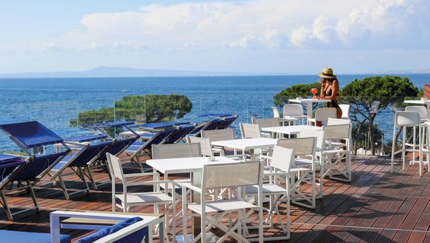sonnige Terrasse mit Sitzplätzen am Hotel Il Faro auf Sorrent in Italien