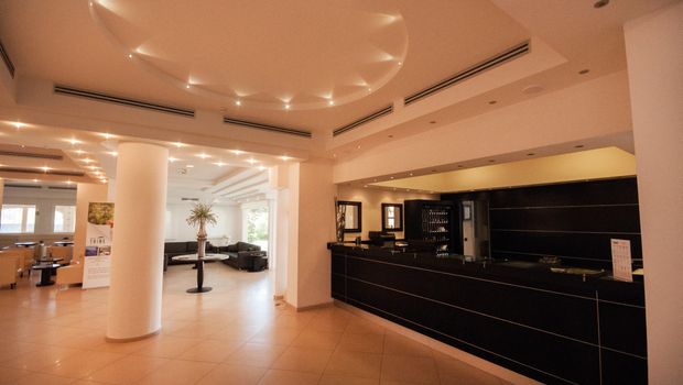 Moderne Hotel-Lobby mit stilvoller Rezeption, gemütlichen Sitzgelegenheiten und eleganter Beleuchtung – ein einladender Ort für den Empfang und entspannte Momente nach der Ankunft.