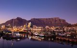 Kapstadt mit Tafelberg am Abend