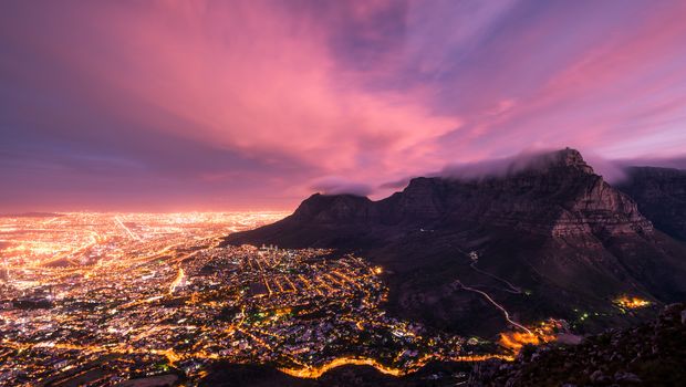 Tafelberg in Kapstadt in der Nacht