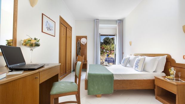 helles freundliches Zimmer im Hotel Piccolo Paradiso bei Sorrent in Italien