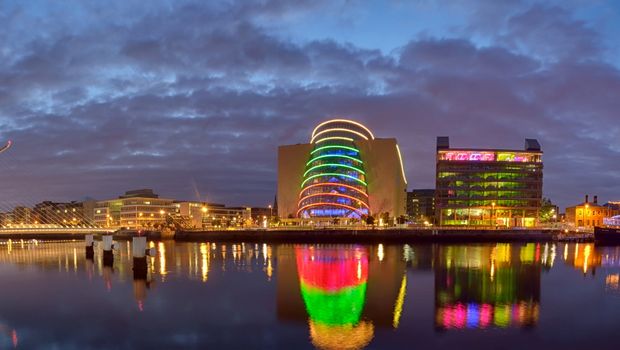 Samuel Beckett Bridge und der Fluss Liffey in Dublin