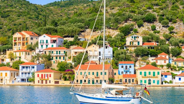 Ithaka, Boot vor malerischer Kulisse