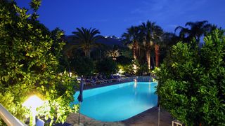 Hotel Alpha, Pool am Abend