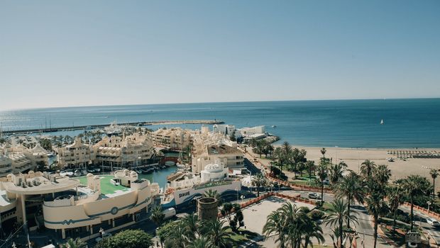 Blick auf Hafen und Strand