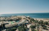 Blick auf Hafen und Strand