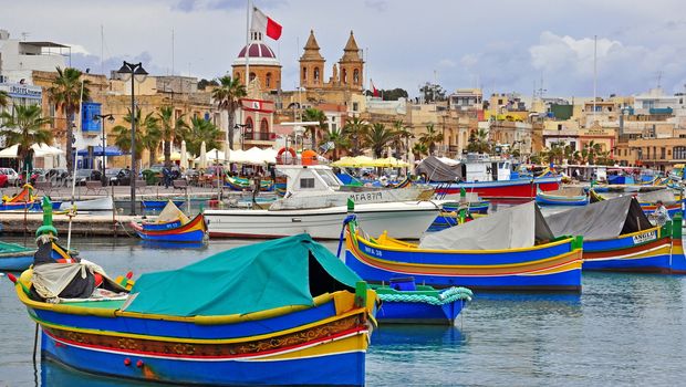 Maltesische Boote im Hafen von Valletta