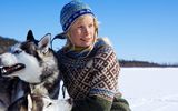 zwei Huskys und ein Mädchen