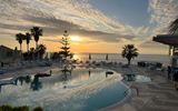Villaggio Stromboli, Ricadi, Pool bei Sonnenuntergang