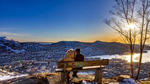 Paar auf Bank mit Blick über Bergen, Norwegen