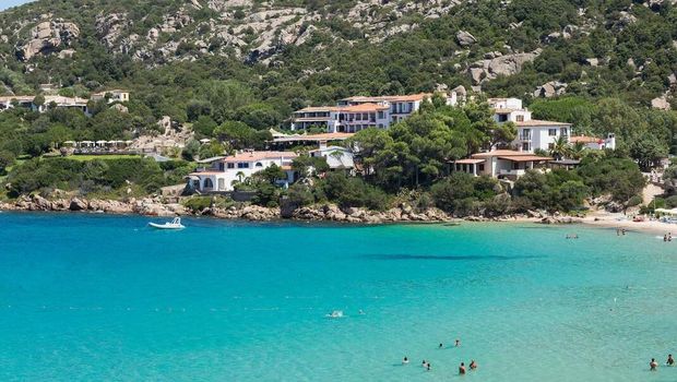 blaue Badebucht vor Hotel La Bisaccia in Sardinien, Italien